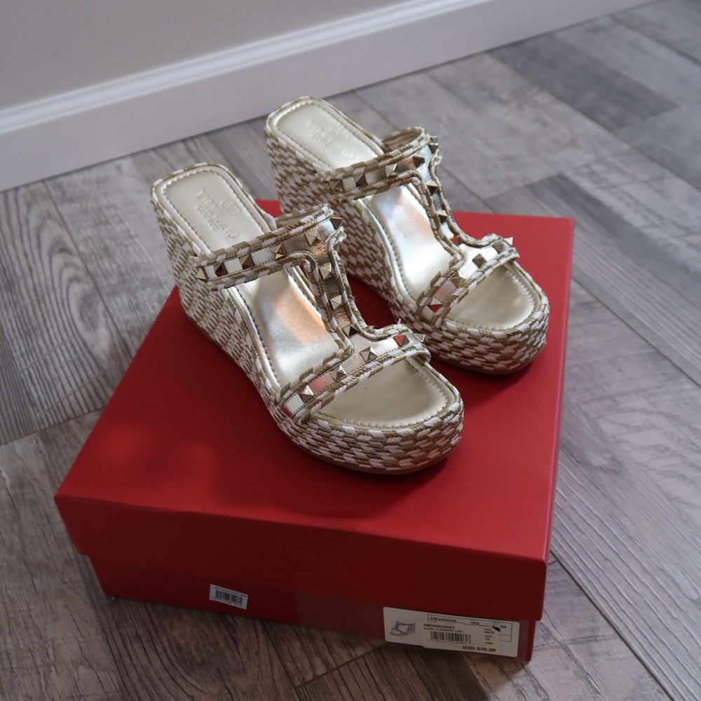 VALENTINO ROCKSTUD LAMINATED NAPPA WEDGE SANDAL 90 MM (Authentic).